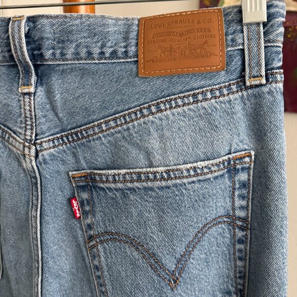 Levi's - Ribcage Straight Ankle Jeans in Medium Wash - Picture 14 of 16